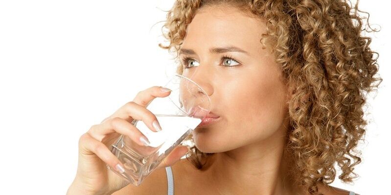 En una dieta bebible, debe consumir 1, 5 litros de agua purificada además de otros líquidos
