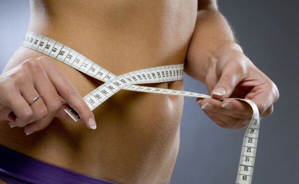Habiendo perdido 7 kg en una semana gracias a la dieta y el ejercicio, puede obtener formas elegantes. 